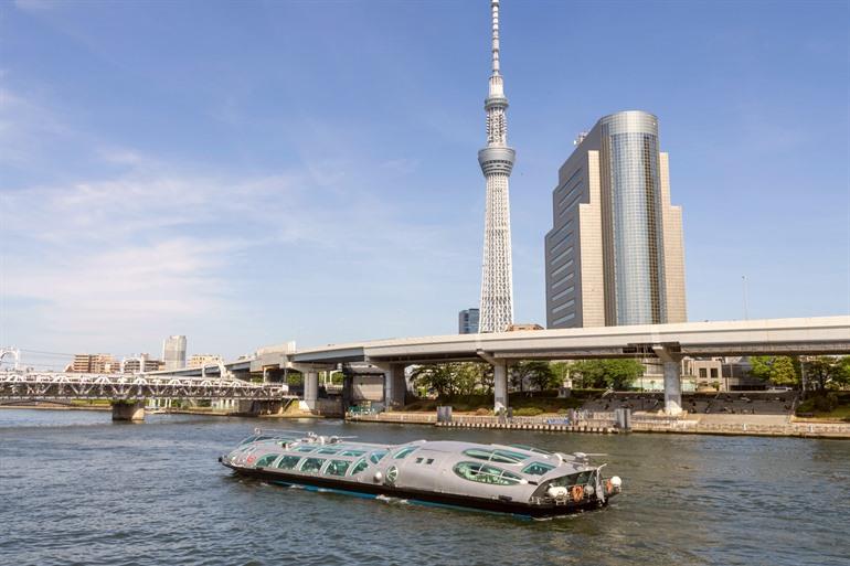 Boten langs de Skytree in Sumida