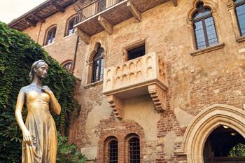 Bronzen Julia voor het balkon in Verona