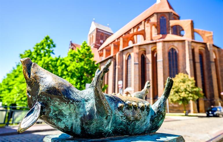 Bronzen varkentje in de straten van Wismar, Duitsland