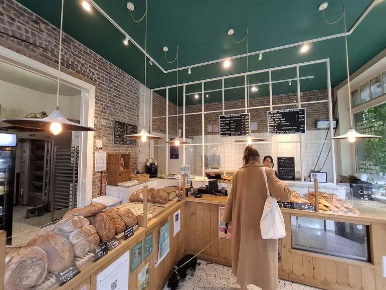 Brood en bier(resten) bij Janine, Vorst