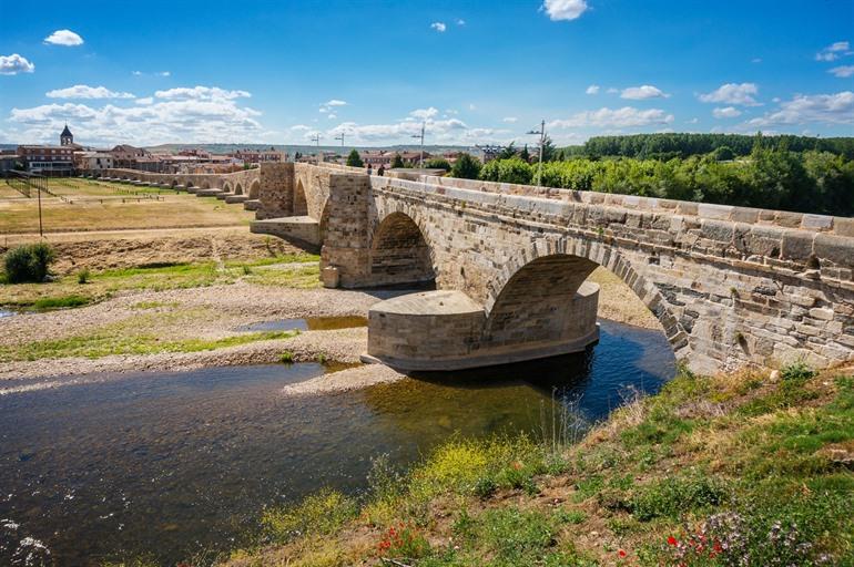 Brug in de buurt van Hospital de Orbigo