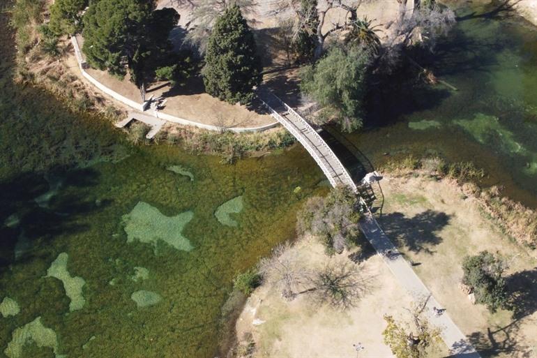 Brug over het meer in Parque Sarmiento