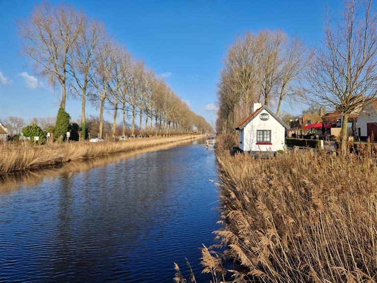 Brugwachtershuisje langs de Damse Vaart