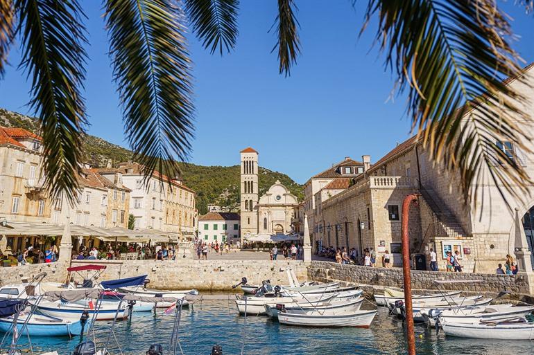 Bruisende Hvar stad bezoeken, Kroatië