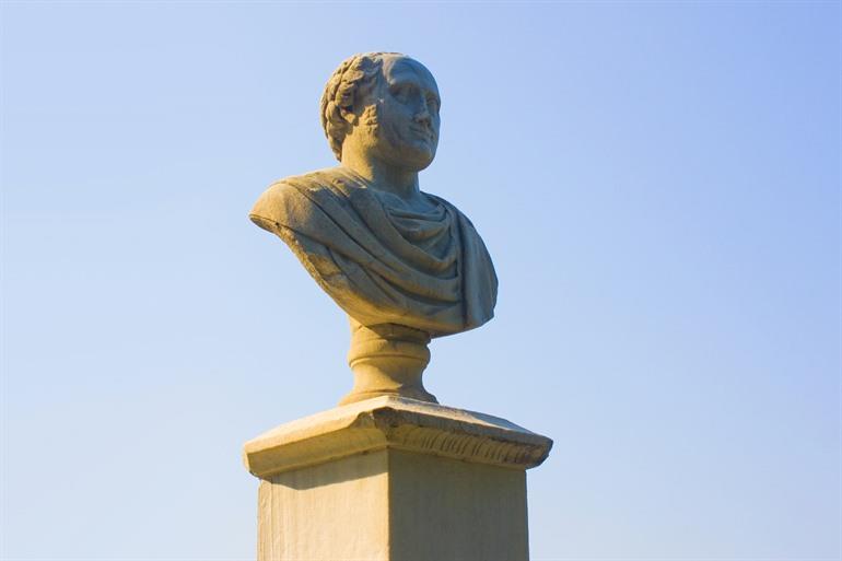 Buste van Giulio Perticari in het park Orti Giuli