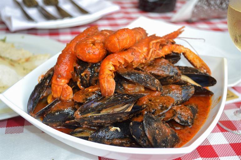 Buzara, gerechtje met verschillende zeevruchten