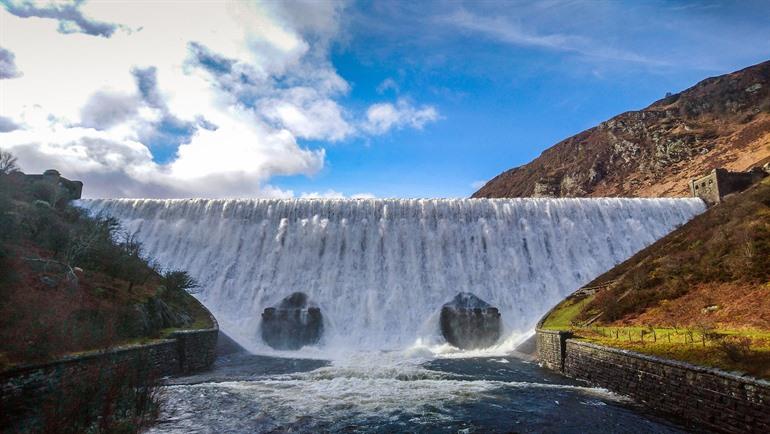 Caban Coch Dam in de Elan Vallei, Wales