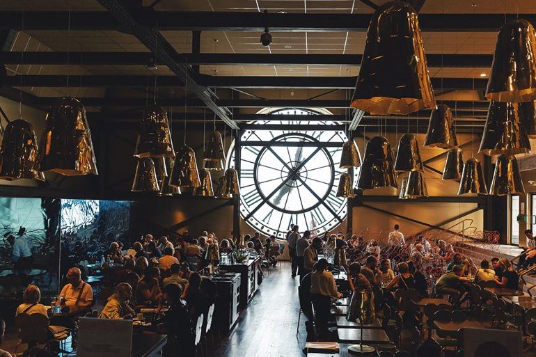 Café in de stationsklok van Musée d'Orsay met zicht op Parijs