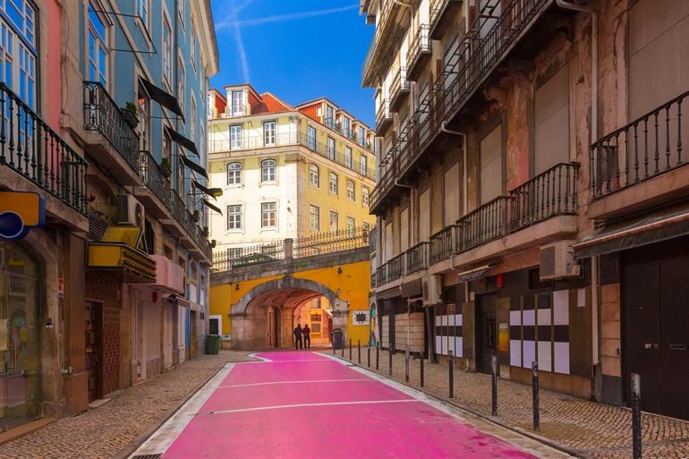 Cais Do Sodre, roze straatje