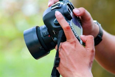 Hoeveel camera wil je werkelijk dragen tijdens een lange wandel- of stadsroute?