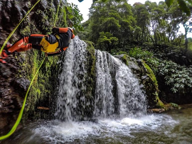 Canyoningtour boeken in Ribeira dos Caldeirões