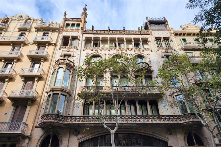Casa Thomas, een elegant modernistisch gebouw in de straat