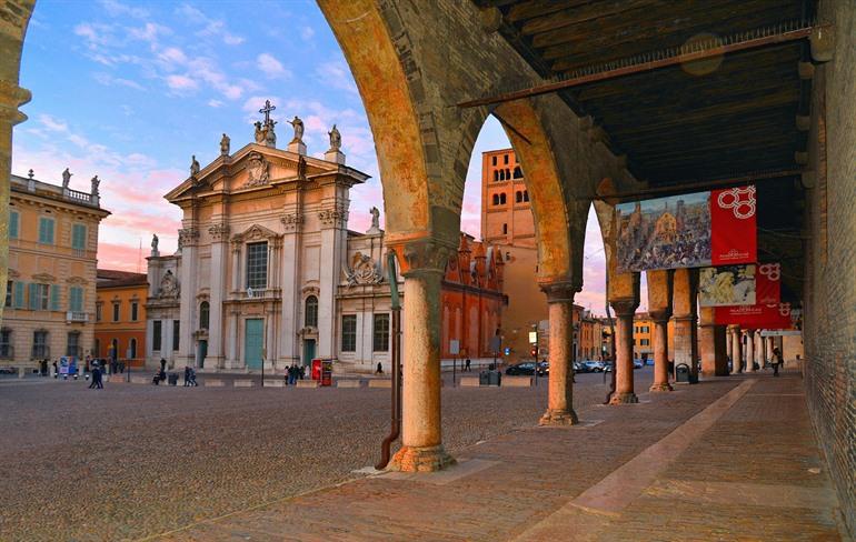 Cattedrale di San Pietro Apostolo op Piazza Sordello, Mantua