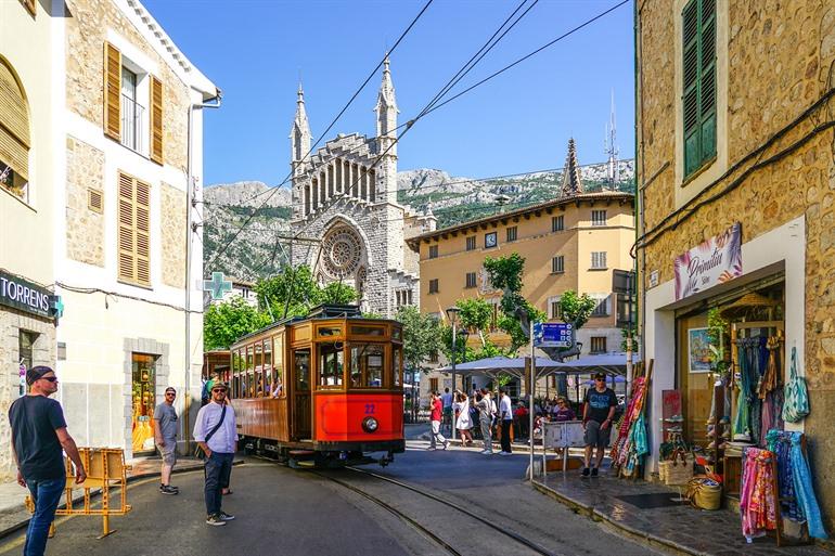 Centrum Sóller met de tram en de kerk op de achtergrond, Mallorca