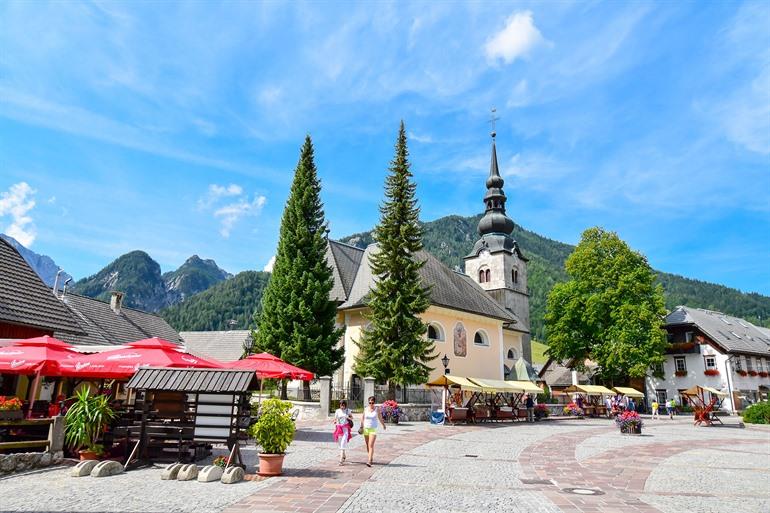 Centrum van Kransjka Gora met de Church of Our Lady on the White Gravel, Slovenië