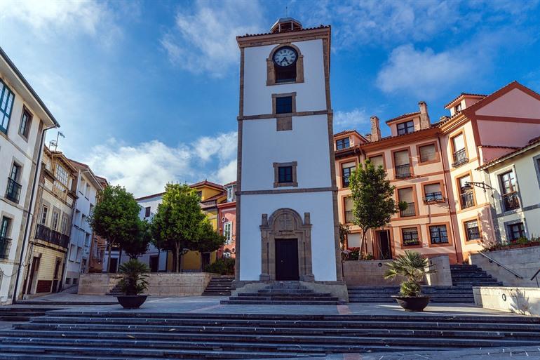 Centrum van Luanco aan de Costa Verde, Noord-Spanje