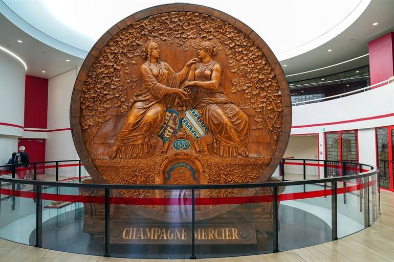 Champagnewijnvat in het champagnehuis Mercier bezoeken in Epernay