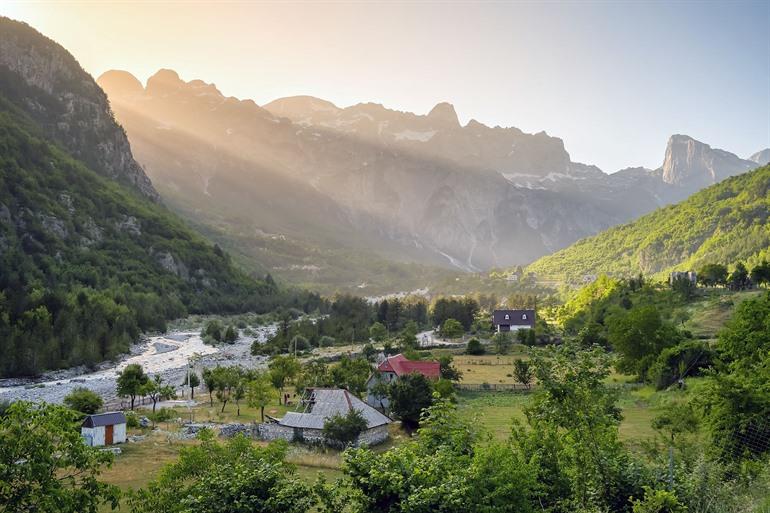 Charmant dorpje Theth en de stenen kerk, Albanië