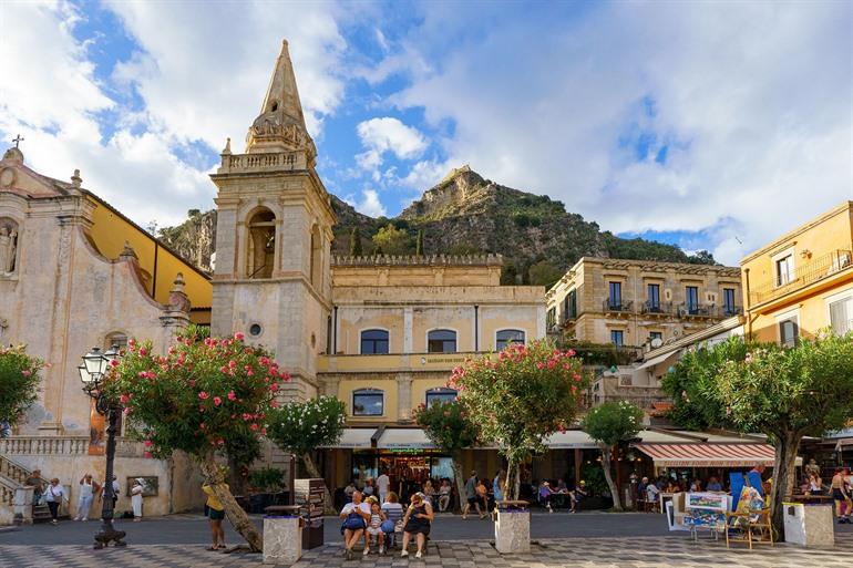 Chiesa di San Giuseppe met uitzicht op het kasteel van Taormina