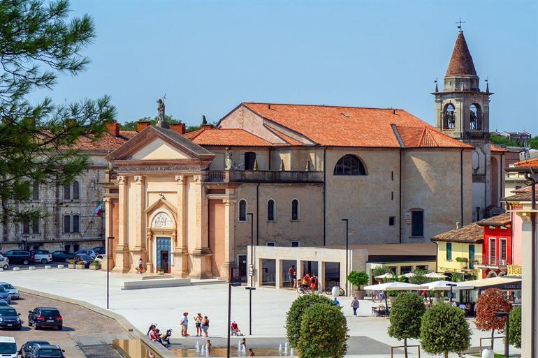 Chiesa di San Martino op Piazza Ferdinando di Savoia, Peschiera del Garda