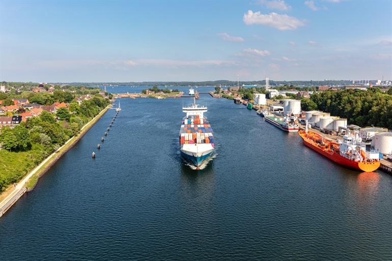 Containerschip vaart het kanaal in