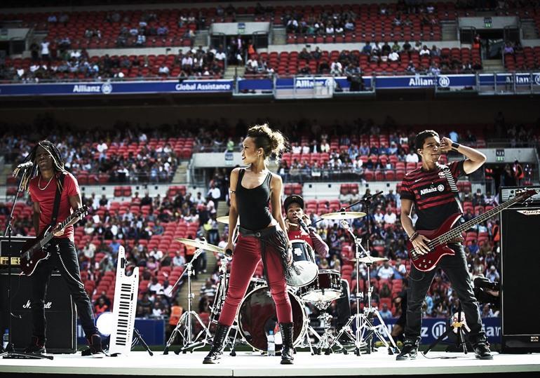 Cover Drive optreden in Wembley