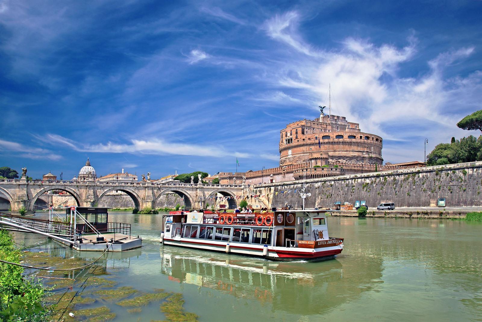 tiber river boat cruise