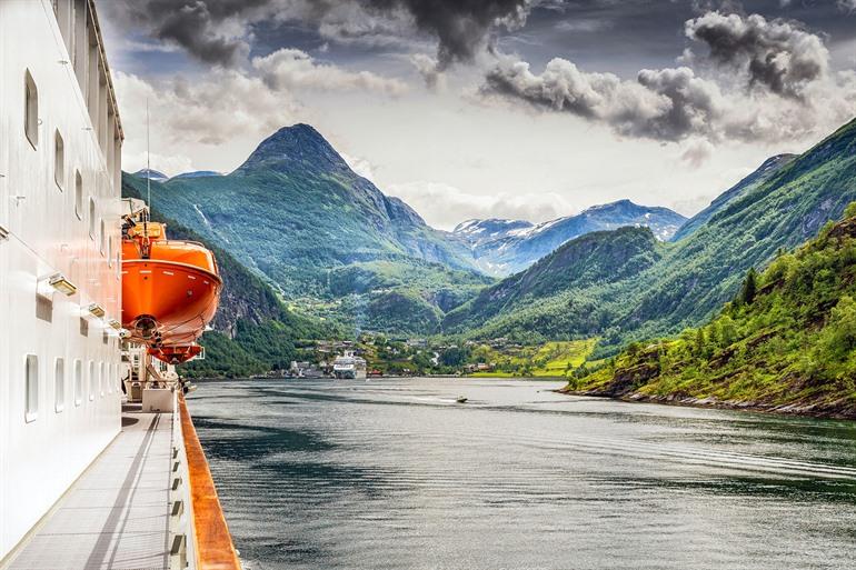 Cruise met de Hurtigruten met zicht op de Geirangerfjord, Noorwegen