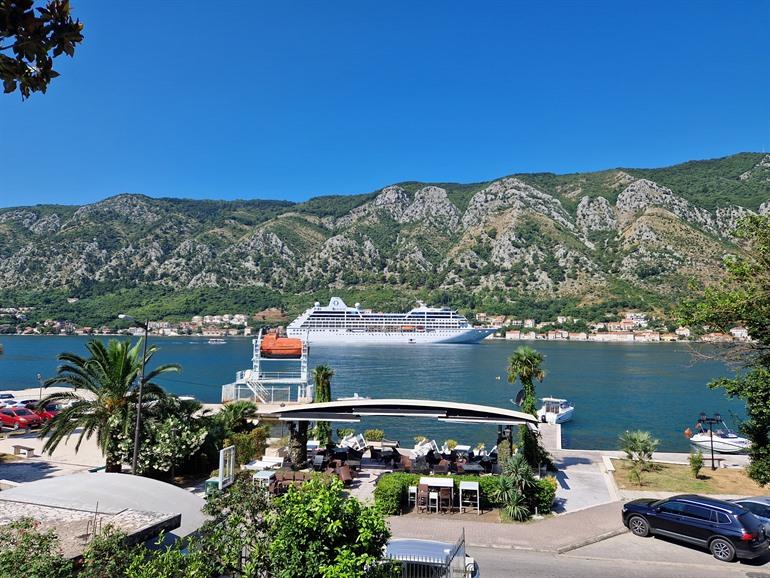 Cruiseschepen in de baai van Kotor