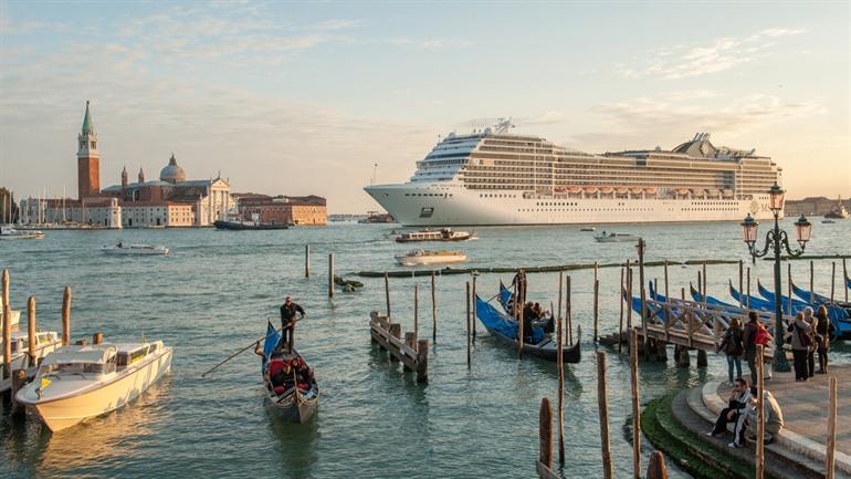 Cruiseschip in Venetië