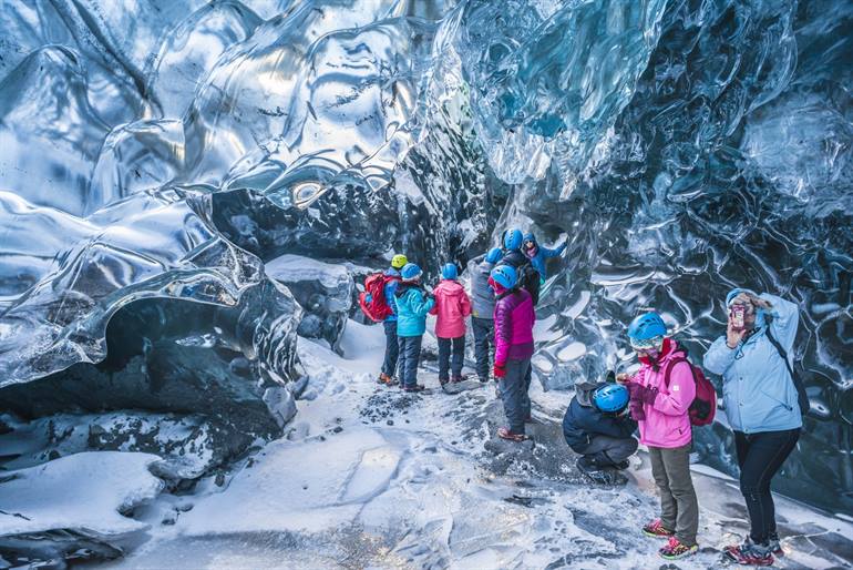 Crystal Cave (kristalblauwe ijsgrot) in IJsland