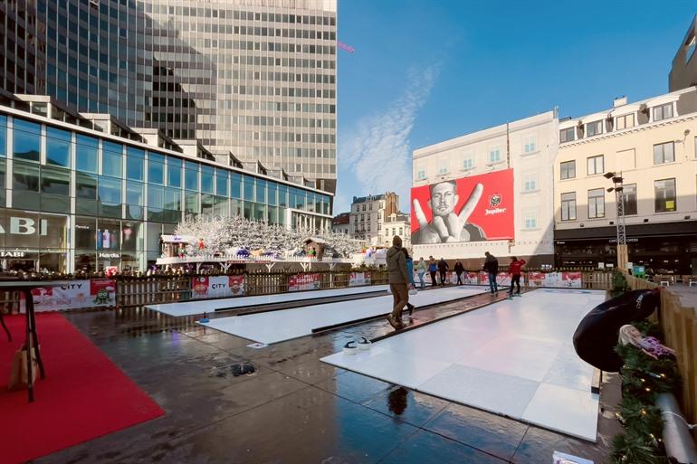 Curling spelen op de kerstmarkt