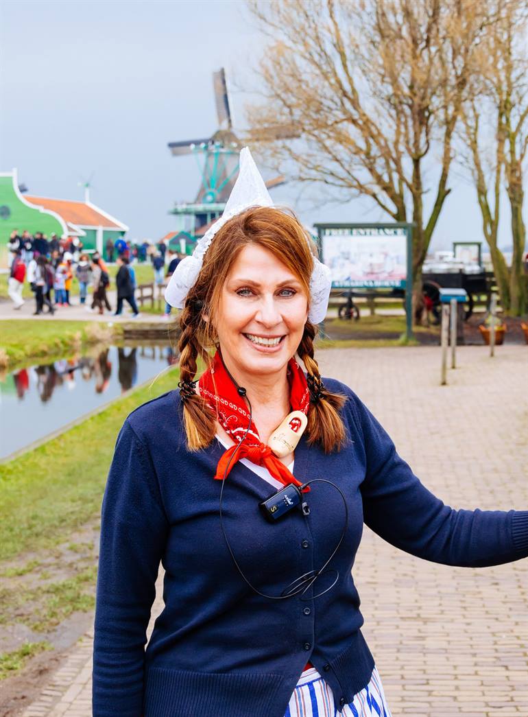 Dame in traditionele klederdracht aan de Zaanse Schans