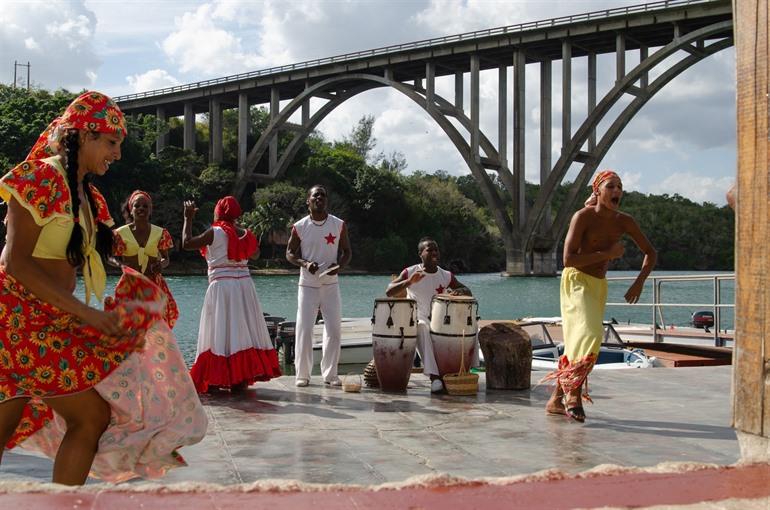 Dansers voor een brug in Matanzas, Cuba