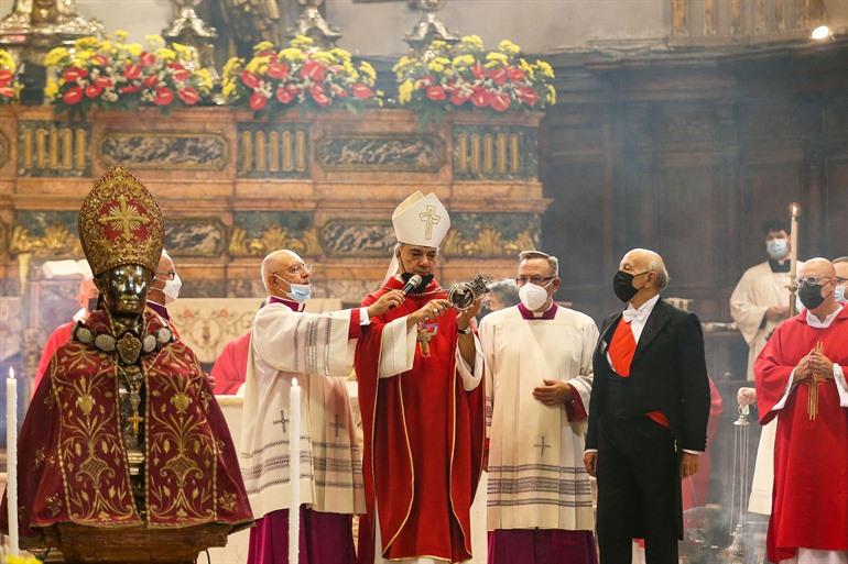 De aartsbisschop met het bloed van San Gennaro, Napels
