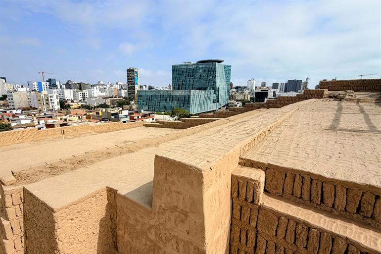 De adobe bakstenen muren en de moderne skyline