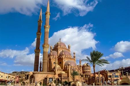 De Al-Sahaba Moskee bij daglicht, Sharm-el-Sheikh