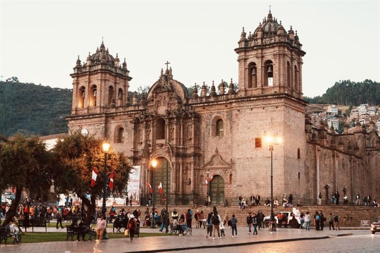 De avondsfeer rond de kathedraal