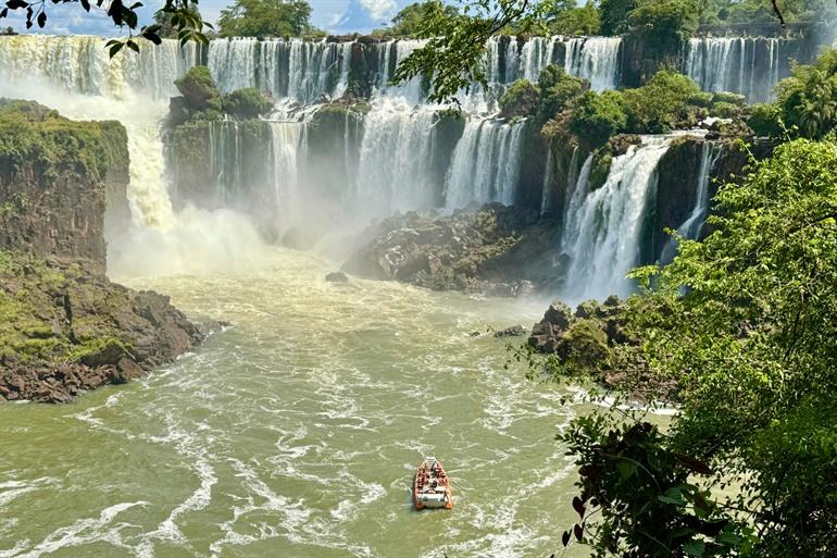 De boot vaart richting de watervallen