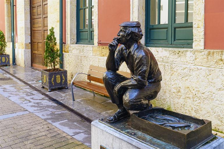 De bronzen standbeelden van Oviedo: The Fish Seller