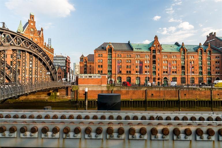 De Brooksbrücke, toegangspoort tot Speicherstadt, Hamburg
