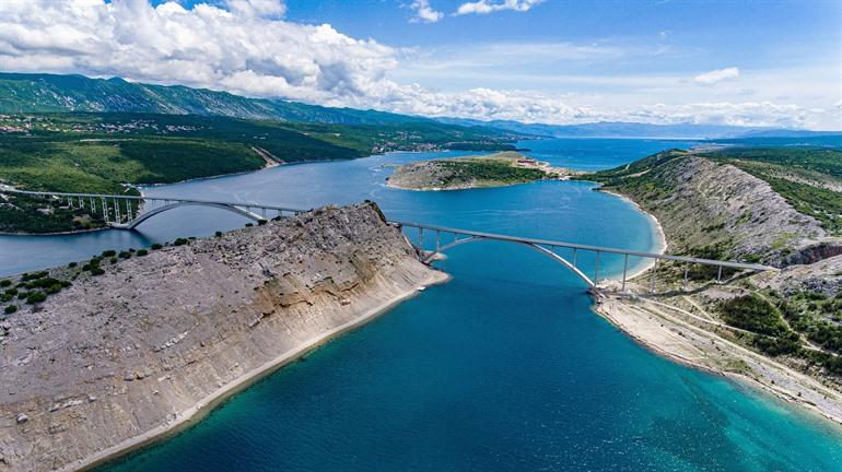 De brug die het vasteland van Kroatië verbindt met het eiland Krk, Kroatië