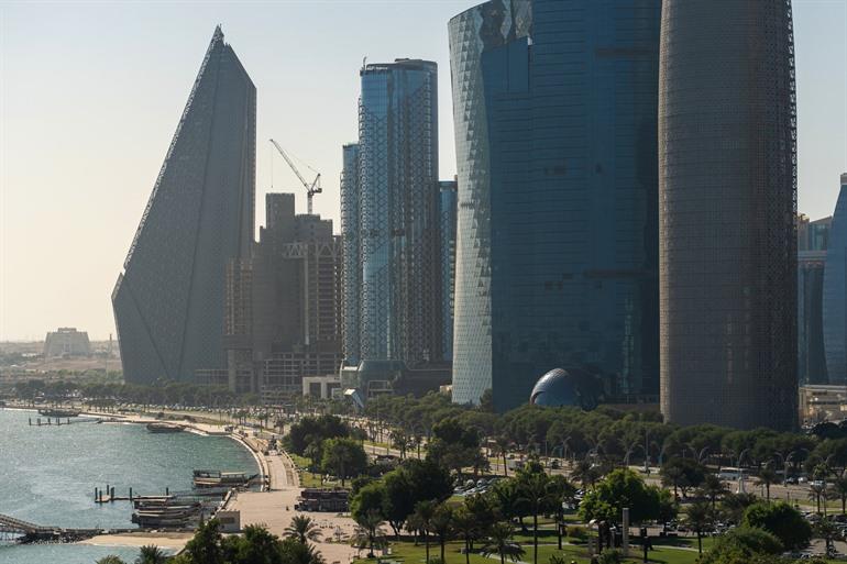De Corniche langs de skyline van Doha
