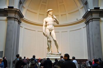 De David van Michelangelo en de koepel, Firenze