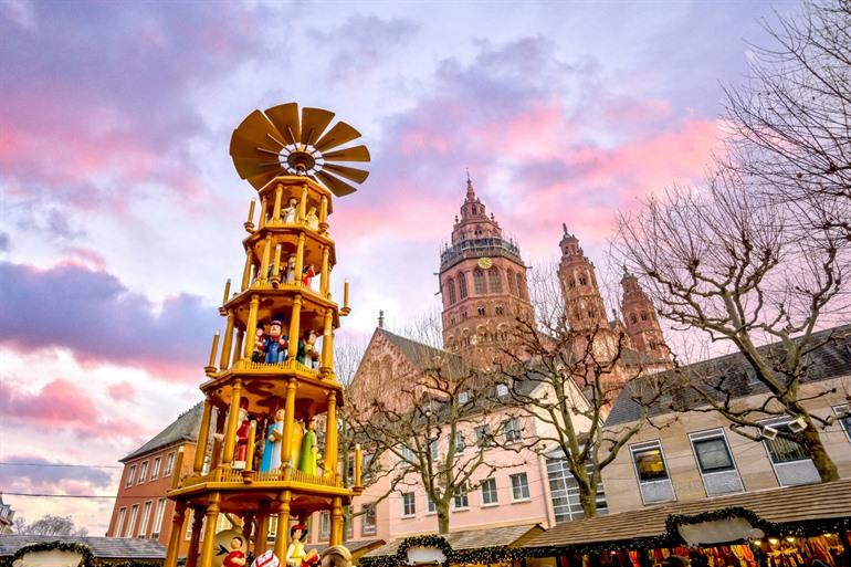 De dom op de achtergrond