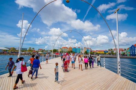 De drijvende Koningin Emmabrug, Curaçao