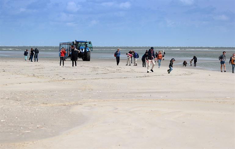 De Eilander Balgexpres, een tractor met overdekte kar naar de Balg