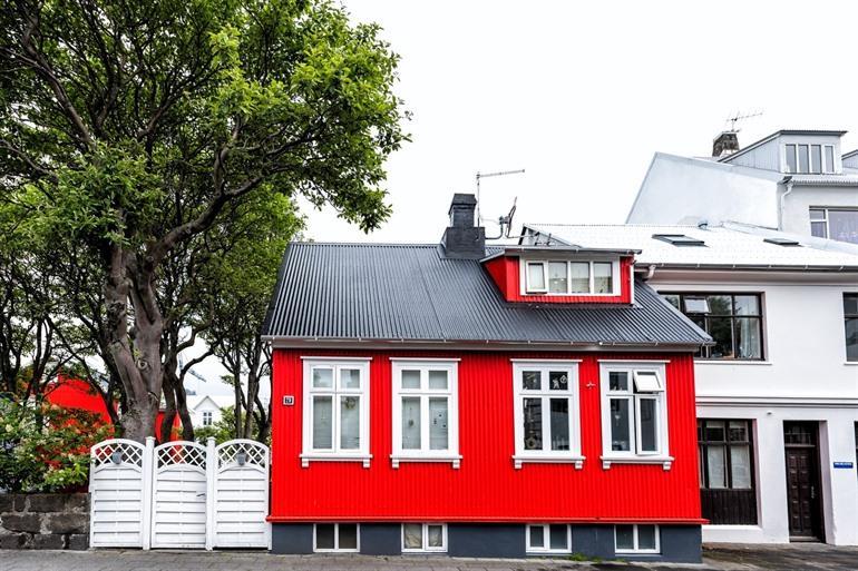 De fel gekleurde huizen Reykjavik