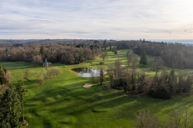 De golfclub bovenop de berg