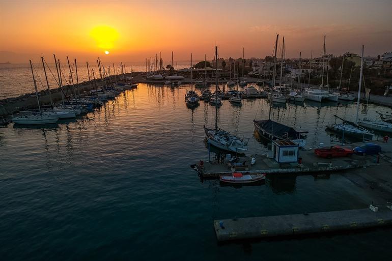 De haven van Kalamáta bij zonsondergang